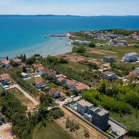 Tina Zadar *